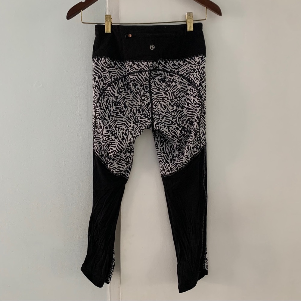 LULULEMON black & white capris workout leggings 4 - Picture 2 of 11